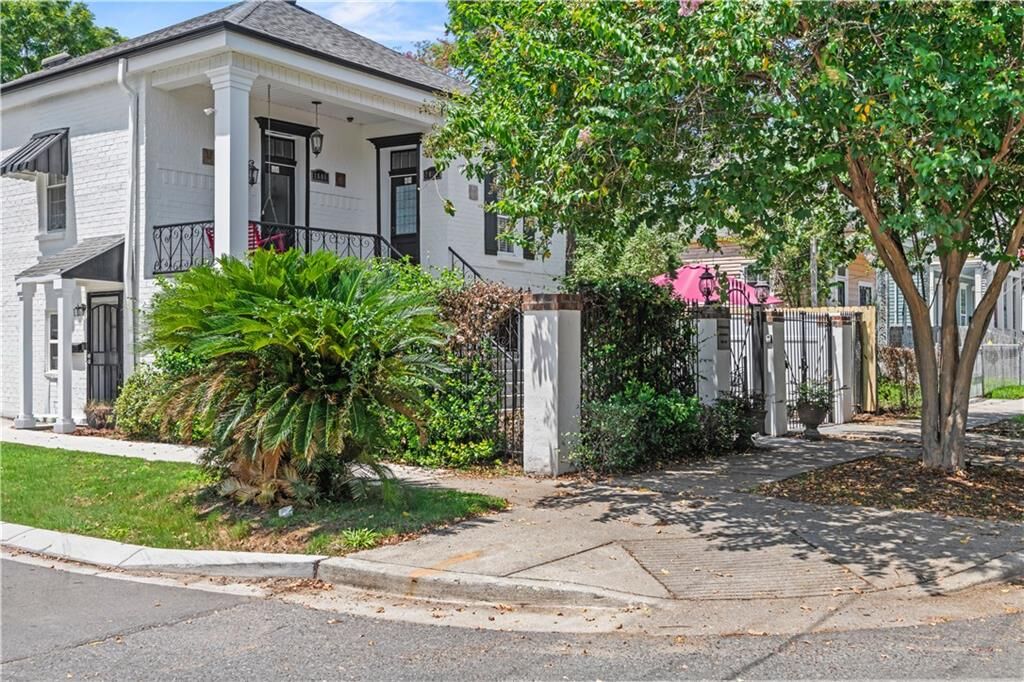 Property Photo:  7600 Burthe Street Upper  LA 70118 