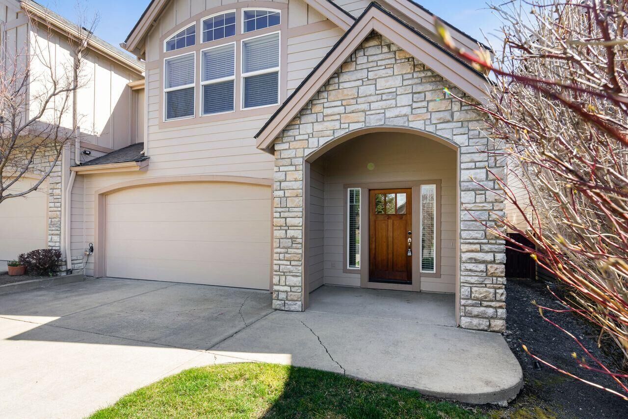 Property Photo: 61148 Foxglove Loop OR 97702