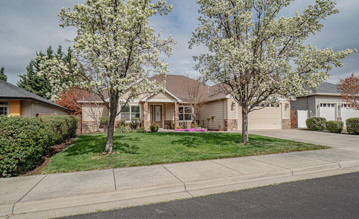 Property Photo:  995 Pumpkin Ridge Drive  OR 97524 