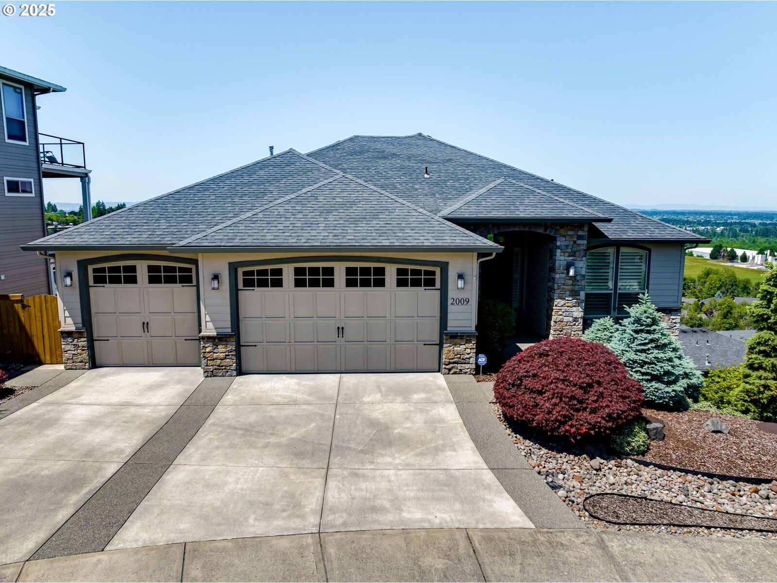 Property Photo:  2009 NW Klickitat St  WA 98607 