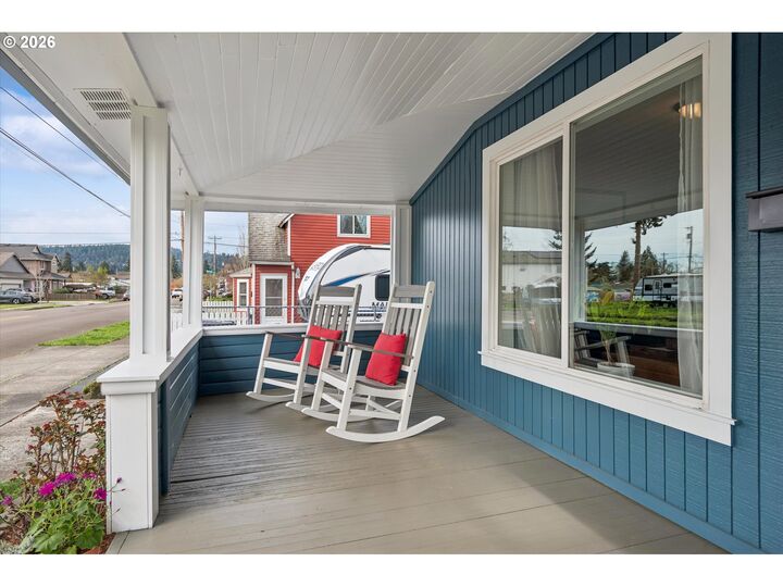 Property Photo:  384 W Dartmouth St  OR 97027 