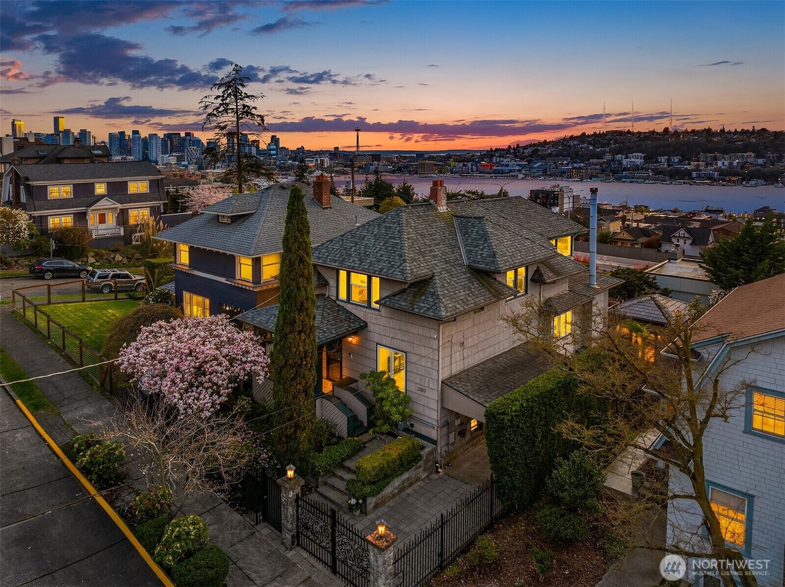 Property Photo:  2307  Broadway  E  WA 98102 