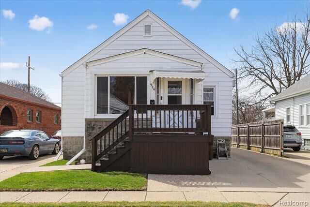 Property Photo: 926 Kentucky Court MI 48161