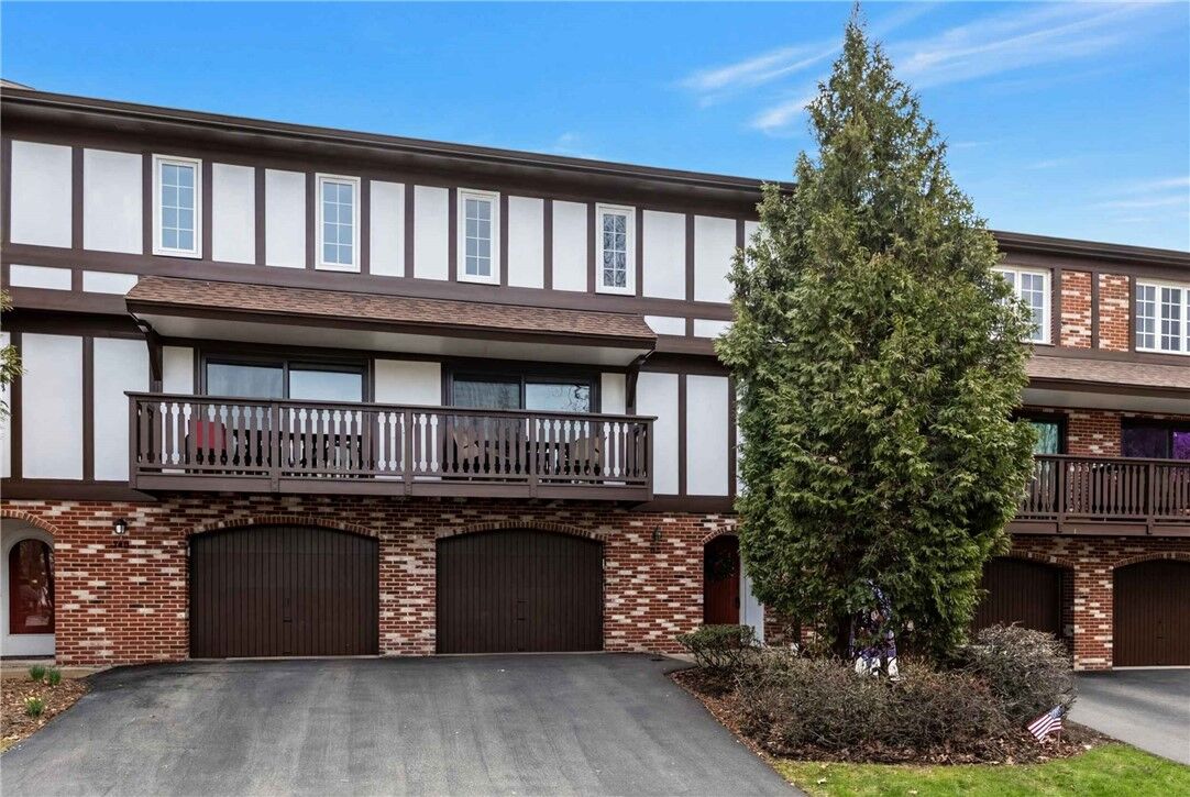 Property Photo:  211 Thornberry Dr  PA 15237 