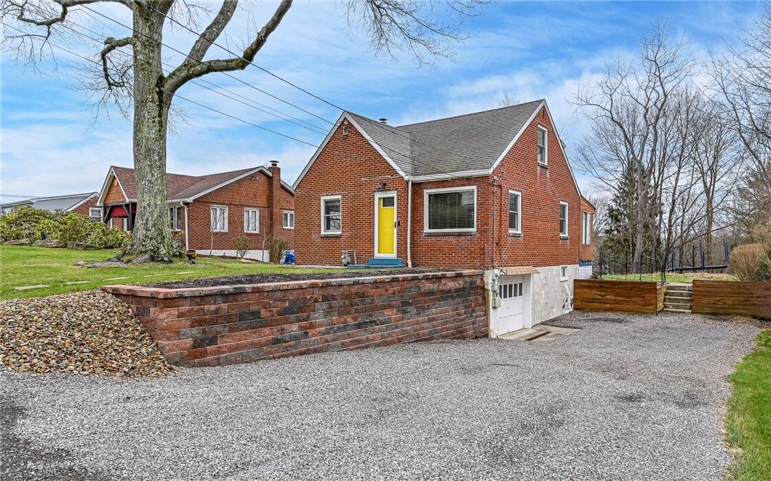 Property Photo:  3900 Bonita Dr  PA 15101 