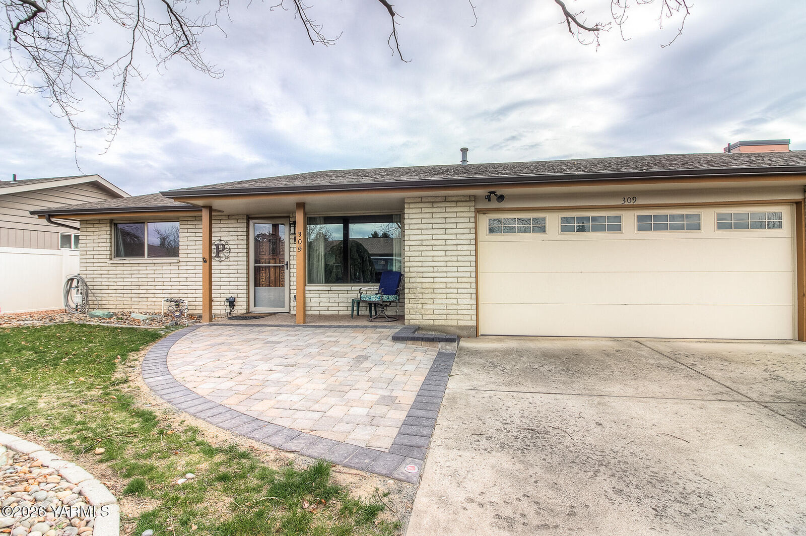 Property Photo: 309 S 49th Ave WA 98908