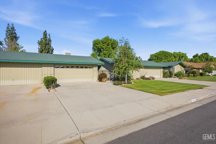 Property Photo:  1405 Thunderbird Street  CA 93309 