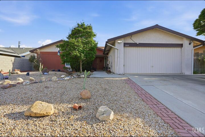 Property Photo:  209 E Warren Street  CA 93268 