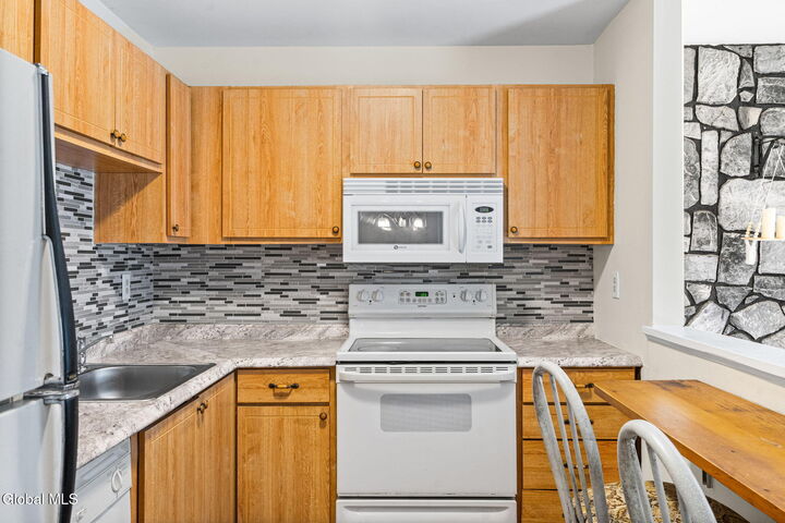 Property Photo: 19 Kensington Square NY 12047