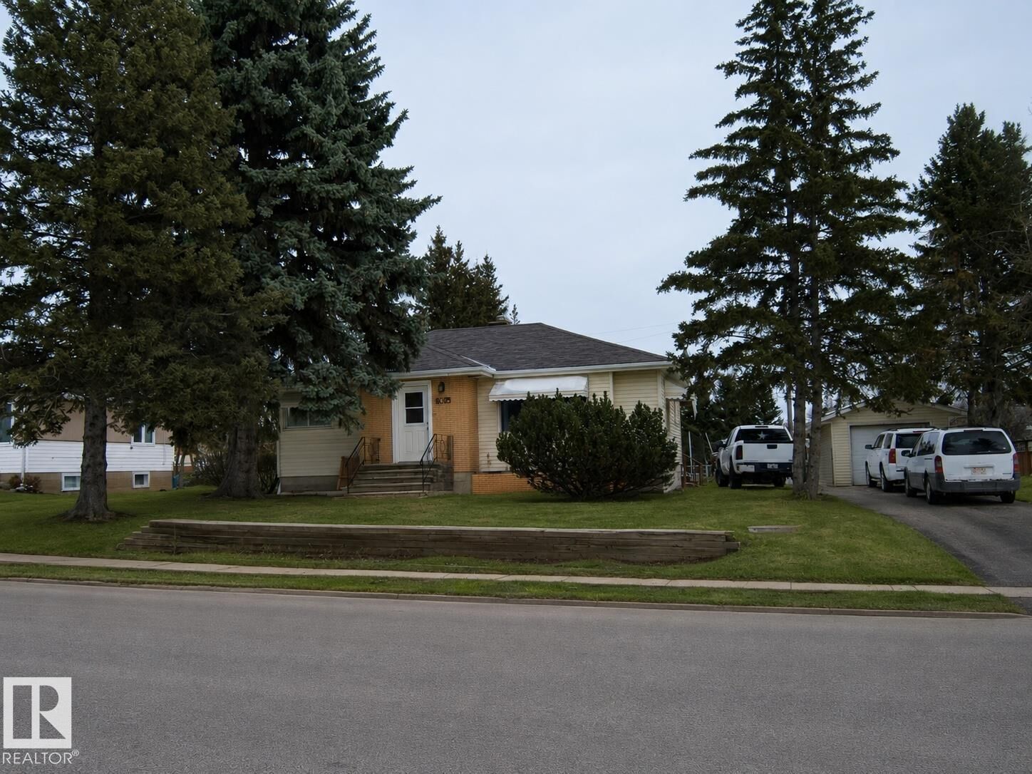 Property Photo: 5023 50 Street AB T0B 4K0