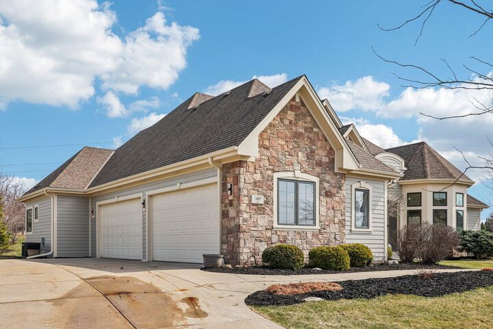 Property Photo: 560 Birchwood Dr WI 53029