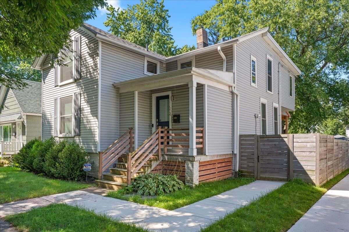 Property Photo:  1504 Ashland Avenue  IL 60201 