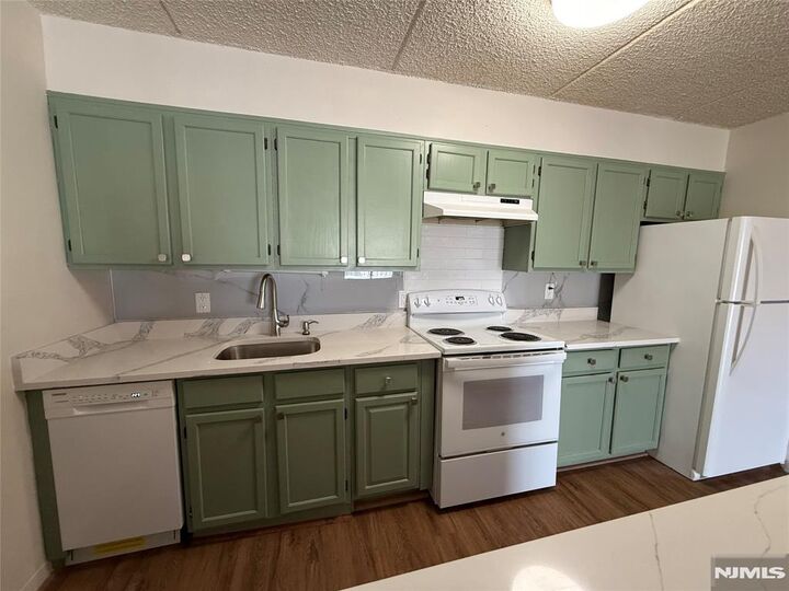 Property Photo:  281 Park Street 3B  NJ 07601 
