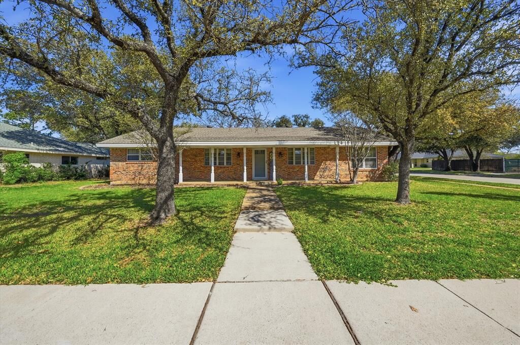 Property Photo:  3311 Peachtree Lane  TX 76013 