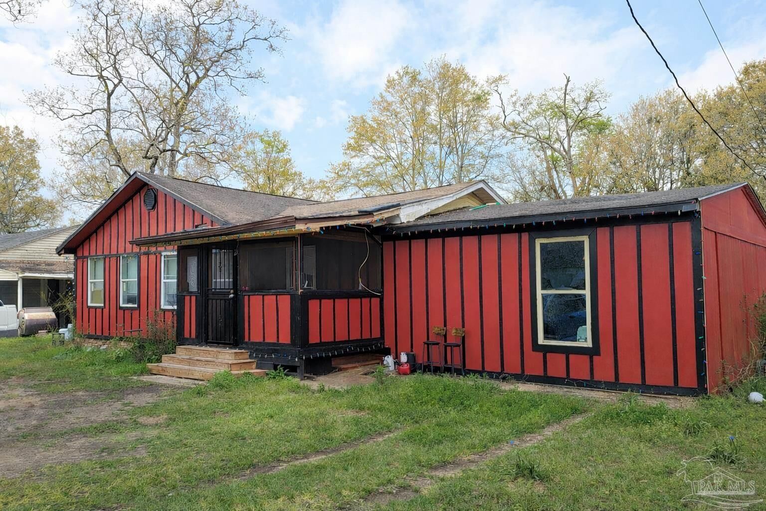 Property Photo: 303 Booth Ave FL 32533