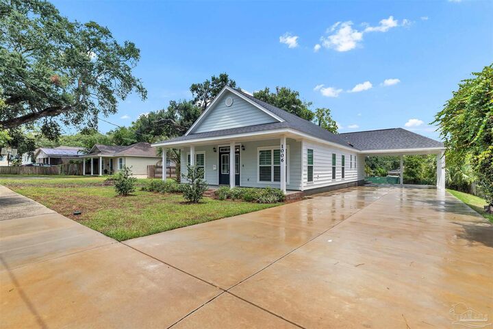 Property Photo: 1006 W Lloyd St FL 32501