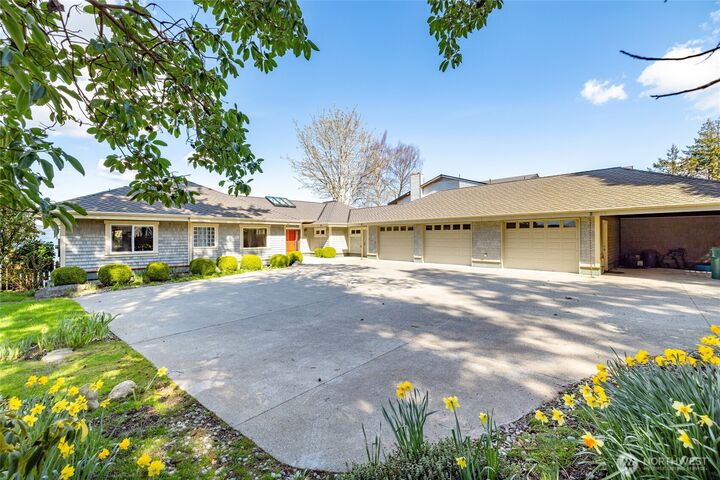 Property Photo: 2720 Oakes Avenue WA 98221