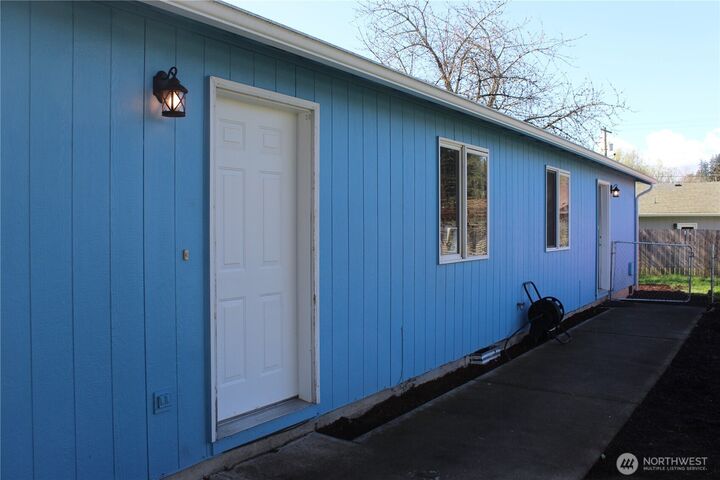 Property Photo: 1403 N 4th Avenue WA 98626