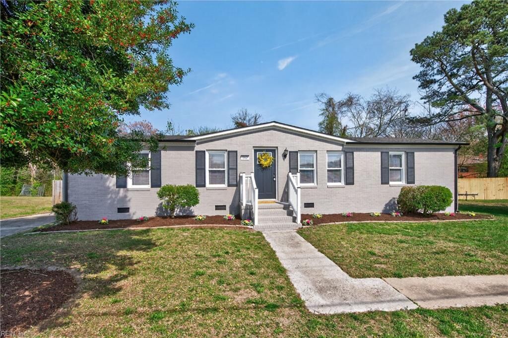 Property Photo: 202 Bunch Ave VA 23434