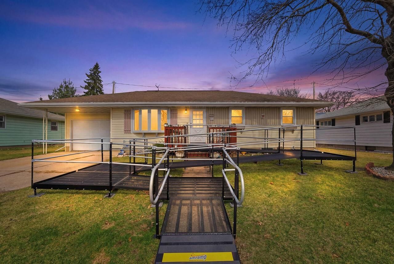 Property Photo:  522 West Lincoln Street  WI 53963 