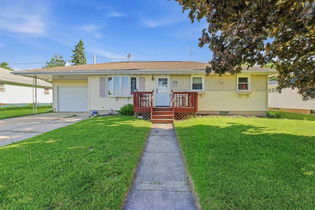 Property Photo:  522 W Lincoln Street  WI 53963 