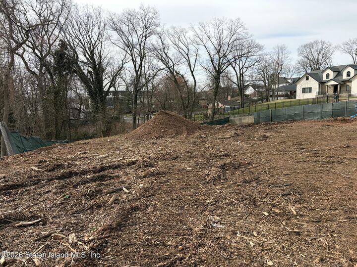 Property Photo:  2 Oak Tree Way  NY 10301 