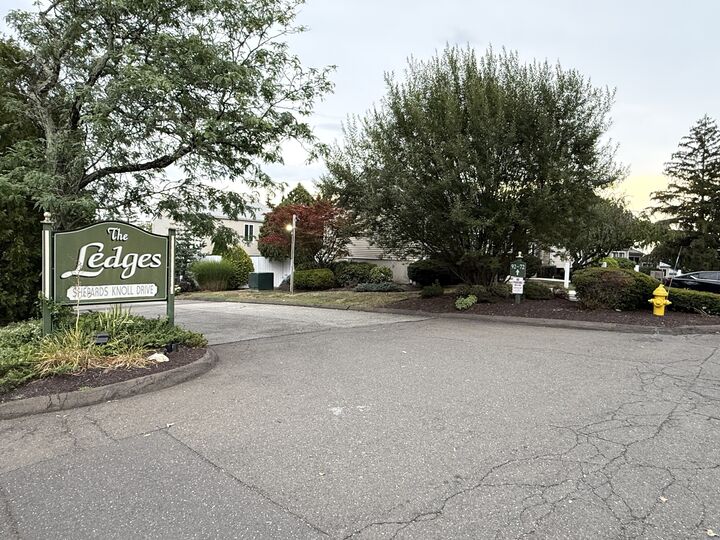 Property Photo:  92 Shepards Knoll Drive 92  CT 06514 
