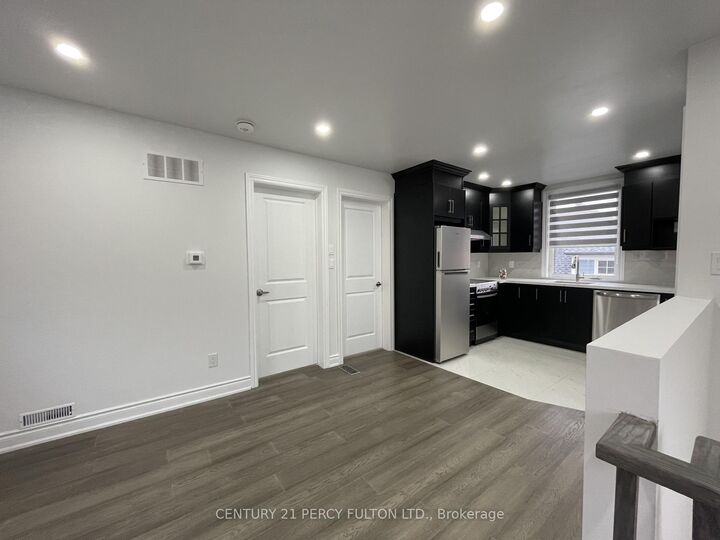 Property Photo:  530 Country Glen Coach  ON L6B 1H4 