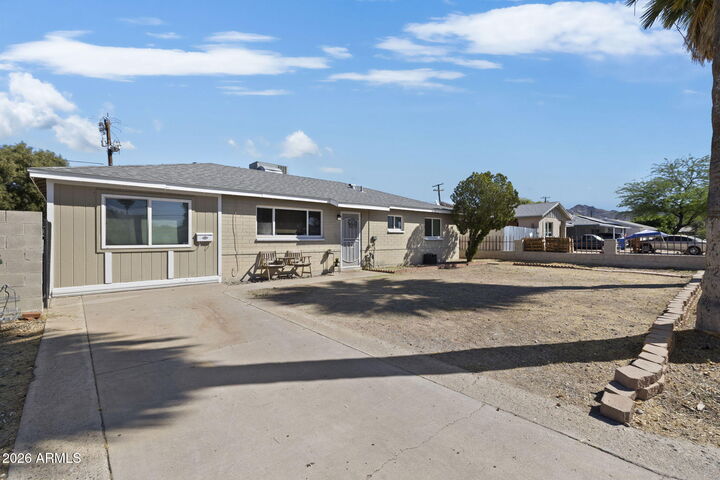 Property Photo:  418 E Orchid Lane  AZ 85020 