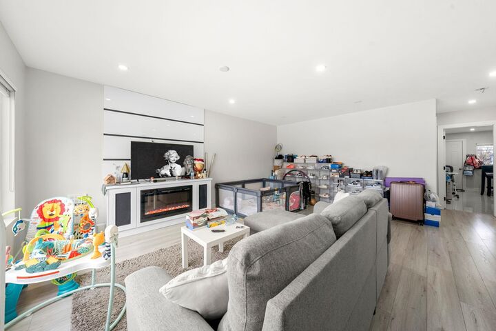 2506 E 45th Avenue — photo 1