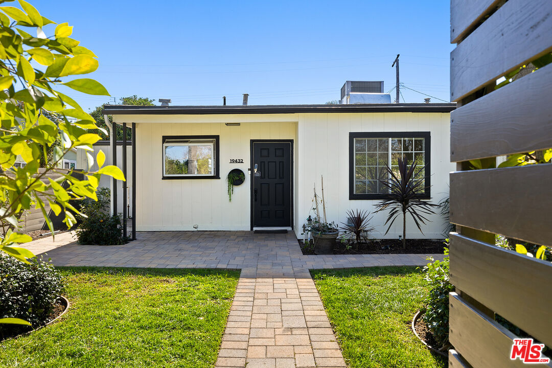 Property Photo:  19432 Hartland St  CA 91335 