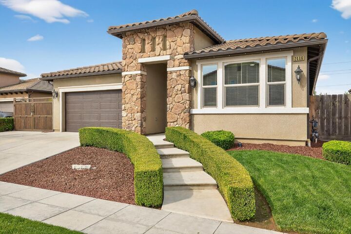 Property Photo:  2446 S Claremont Avenue  CA 93727 