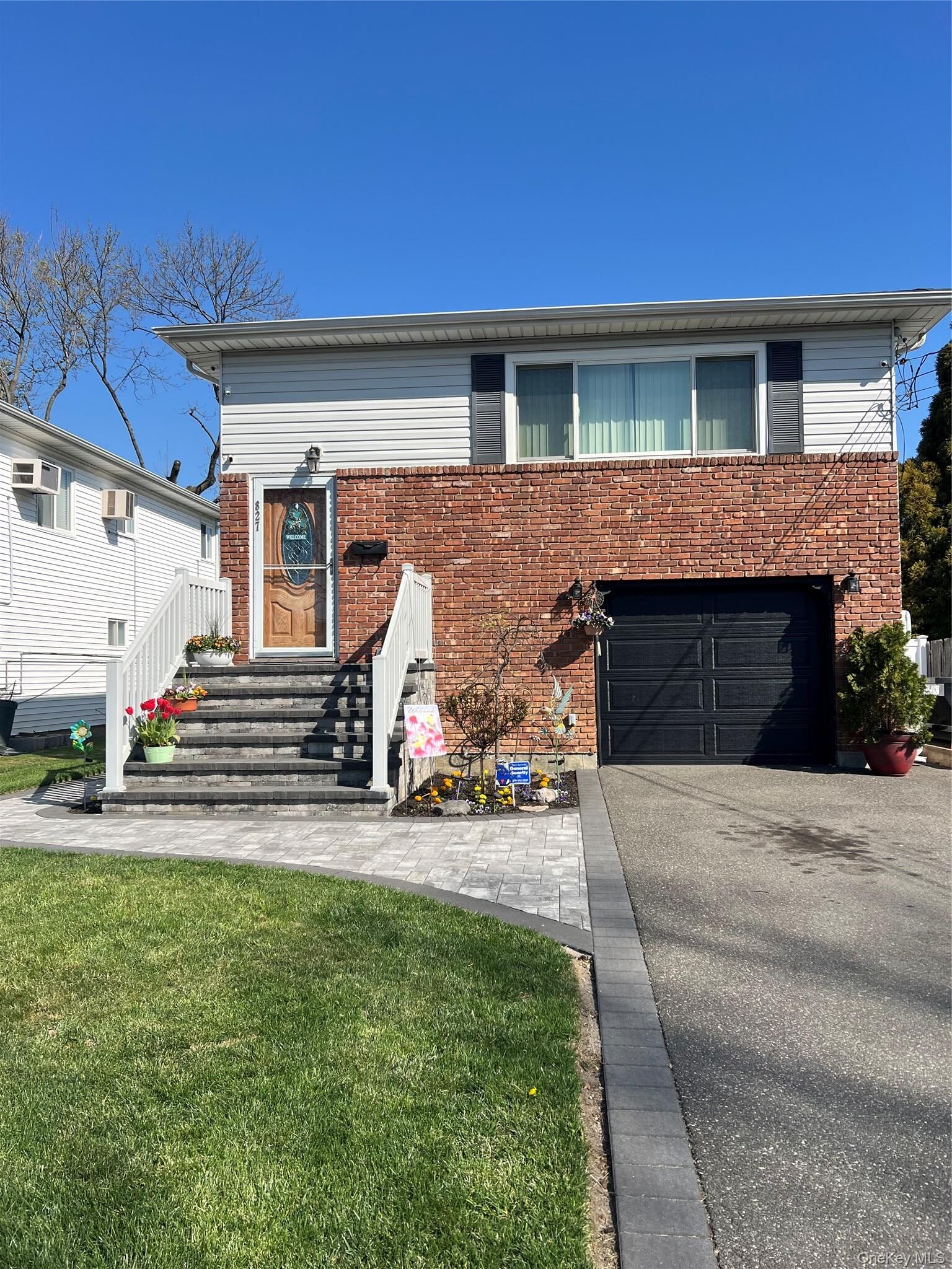 Property Photo:  827 Bermuda Road  NY 11704 