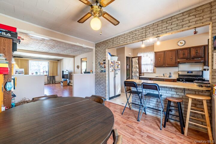 Property Photo:  1588 Hone Avenue  NY 10461 