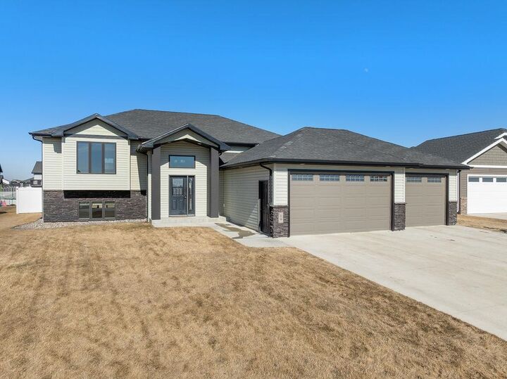 Property Photo:  19 Valley Bluffs Court SE  ND 58701 