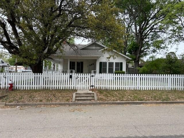 Property Photo: 330 W Kilpatrick TX 75773