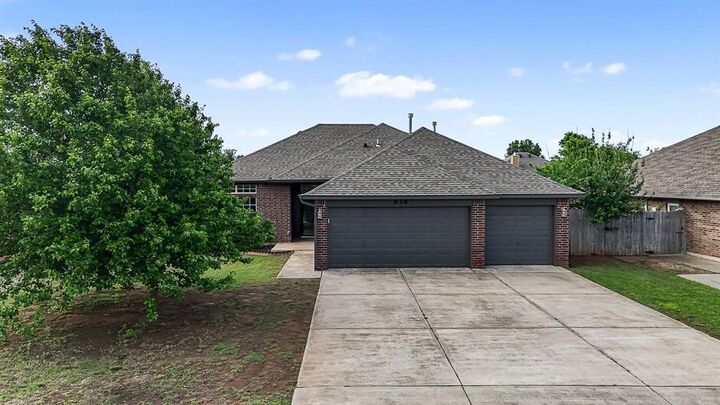 Property Photo:  636 Hunters Way  OK 73064 