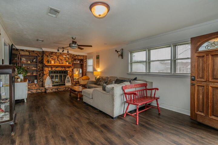 Property Photo:  711 S 6th  TX 77627 