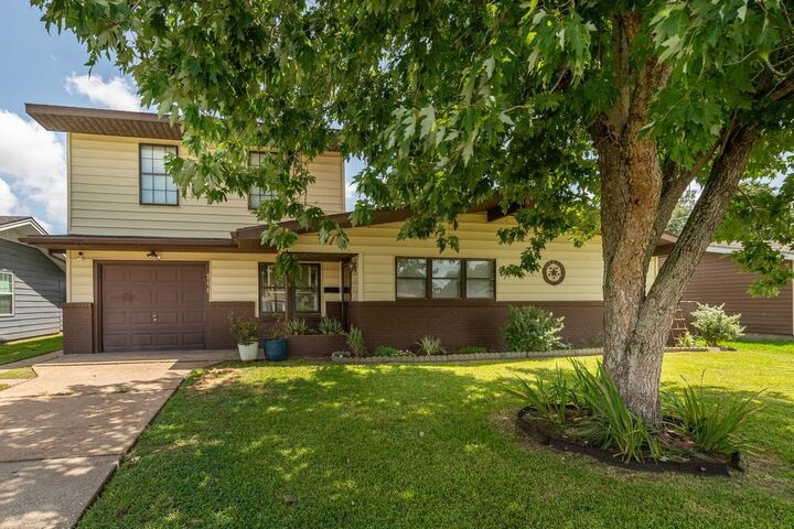 Property Photo: 711 S 6th St. TX 77627