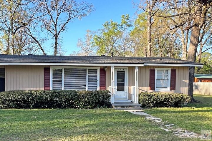 Property Photo: 209 Roosevelt TX 75561