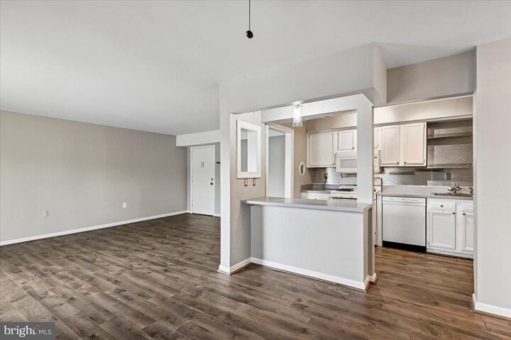 Property Photo:  203 Victor Parkway H  MD 21403 