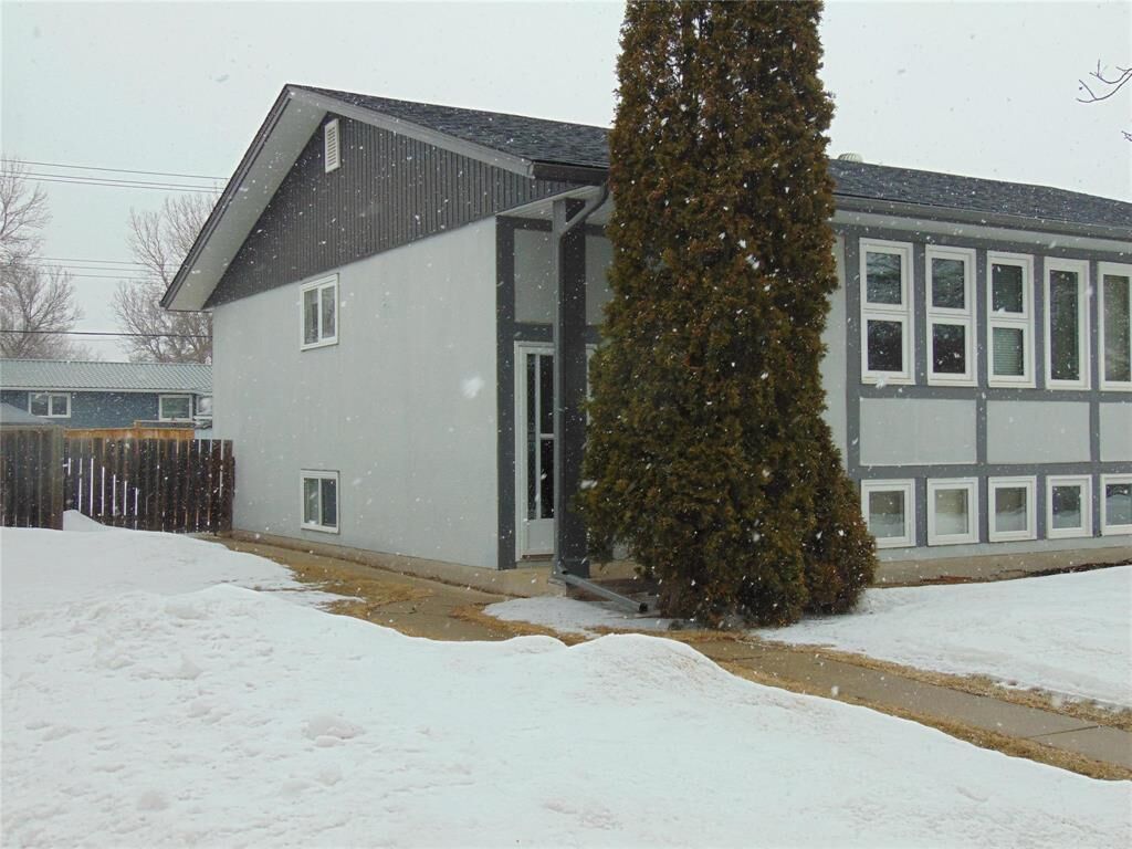 Property Photo:  329 McMeans Avenue East  MB R2C 0W9 