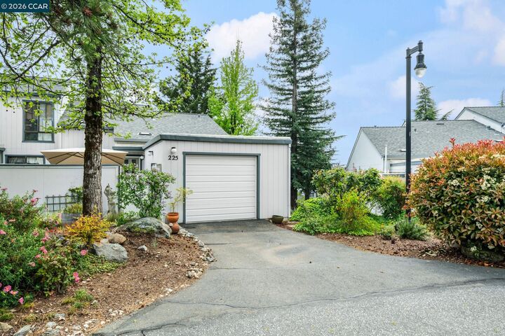 Property Photo: 225 Woodside Ct CA 95945