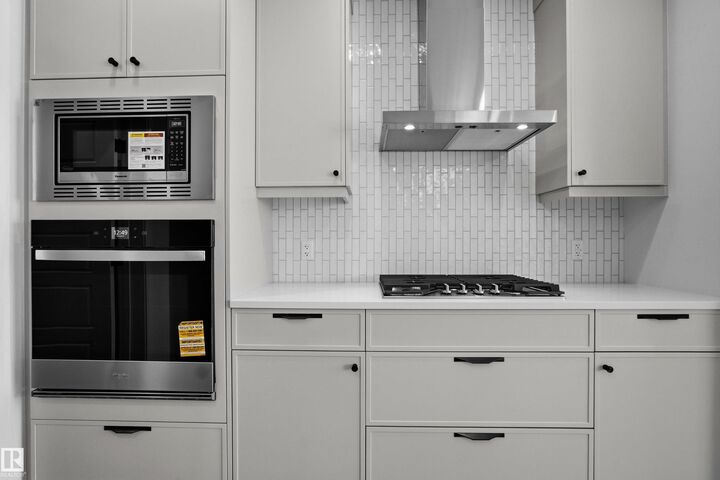 Photo de la propriété:  3924 Chrustawka Place SW  AB T6W 5K6 