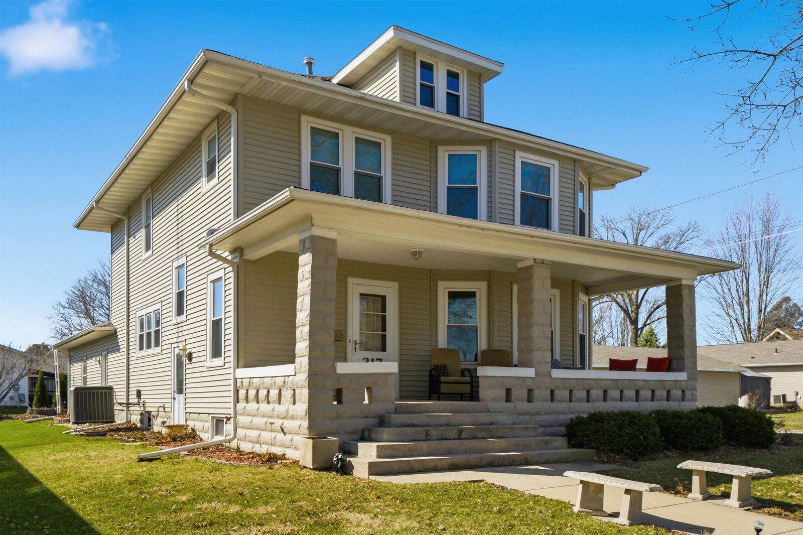 Property Photo:  217 1st Ave SE  IA 50441 