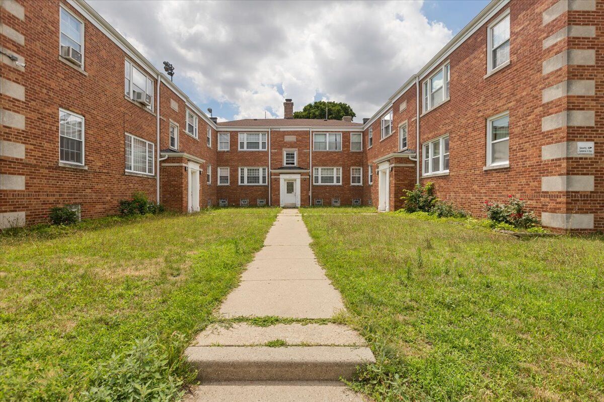 Property Photo:  2133 W Highland Avenue 2  IL 60659 