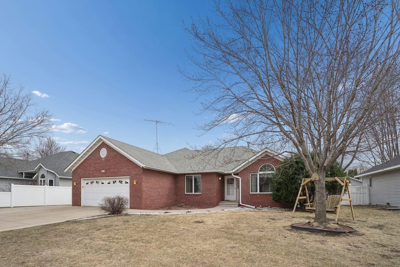 Property Photo:  2210 Viking Drive  MN 56301 