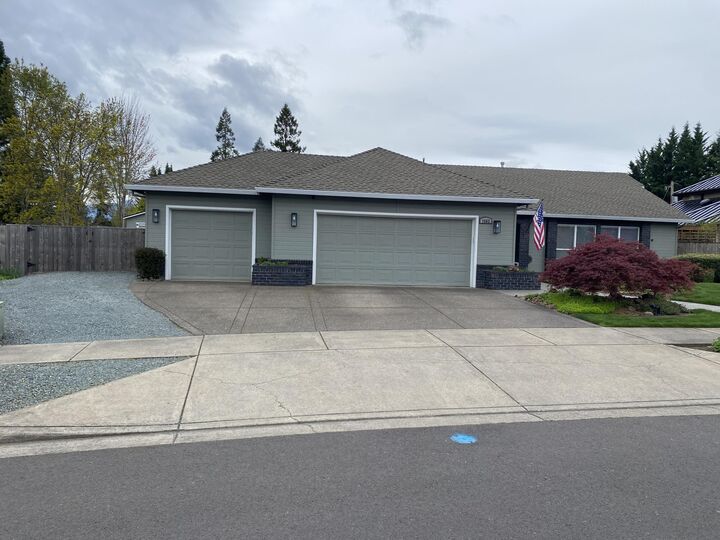 Property Photo:  1562 Ridge Way  OR 97504 