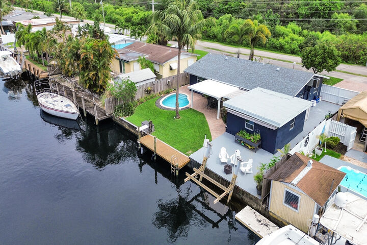 Property Photo:  4681 SW 42nd Avenue  FL 33314 