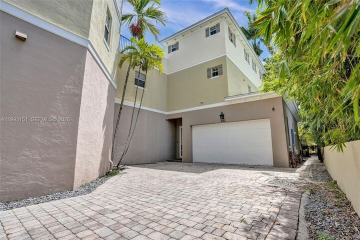 Property Photo:  822 SW 10th St  FL 33315 